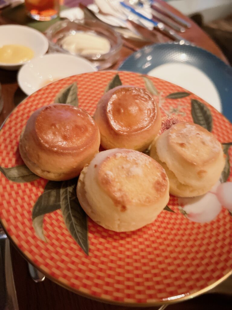 マンダリンオリエンタル東京のアフタヌーンティー。温かいスコーン